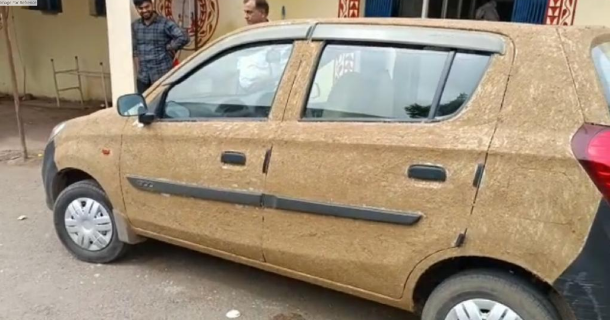 MP: Homeopathic doctor coats his car with cow dung to get relief from heat in Sagar